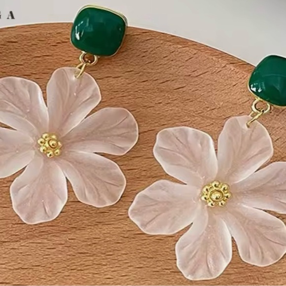 NEW Elegant White Floral Earrings with Green Accents - Picture 3 of 4